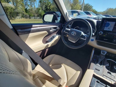 2022 Toyota Highlander Hybrid Platinum