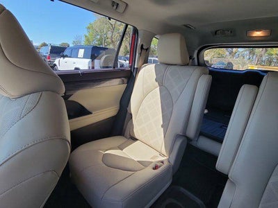 2022 Toyota Highlander Hybrid Platinum
