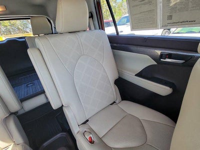 2022 Toyota Highlander Hybrid Platinum