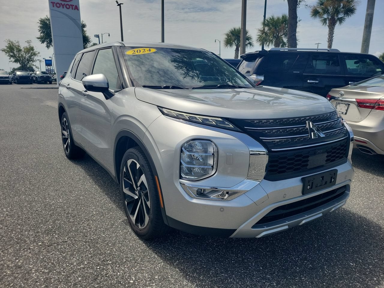 2024 Mitsubishi Outlander SE