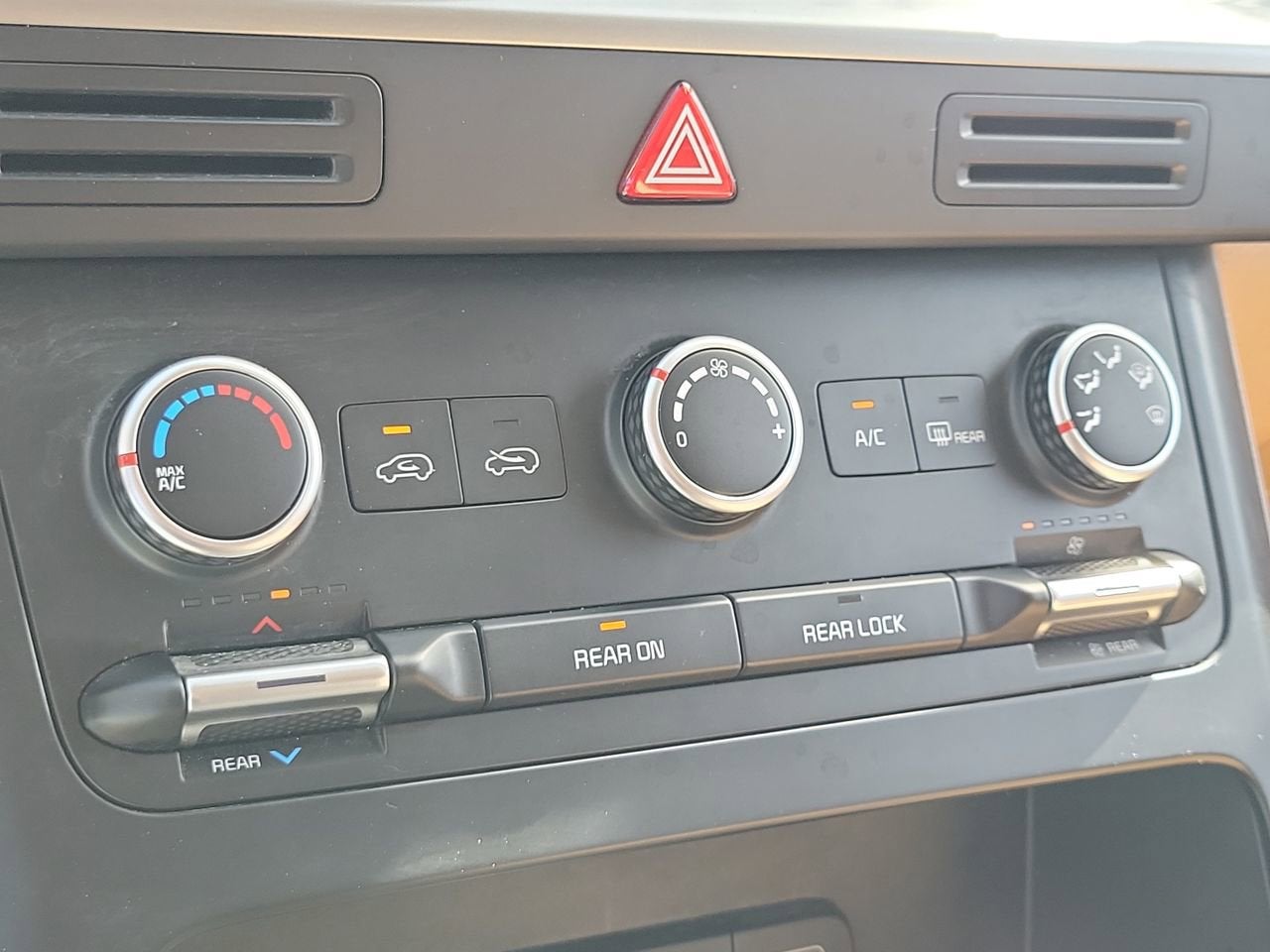 2024 Kia Carnival LX