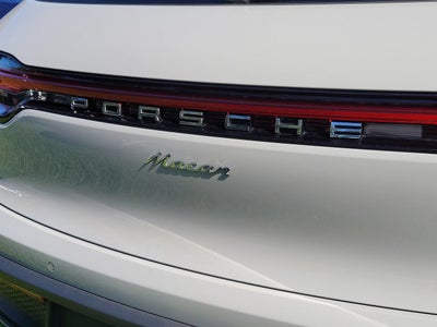 2022 Porsche Macan Base