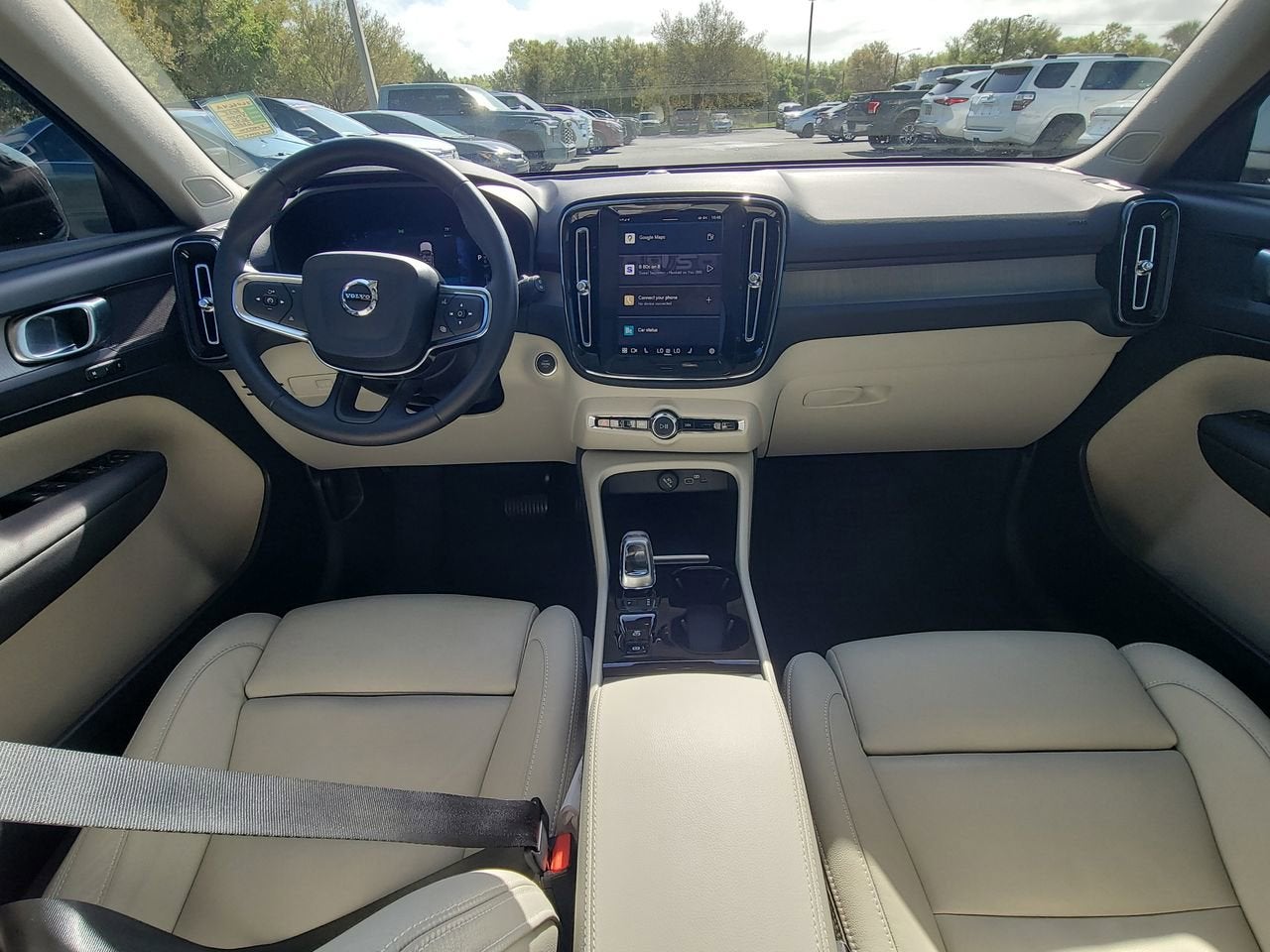 2025 Volvo XC40 B5 Plus Dark Theme