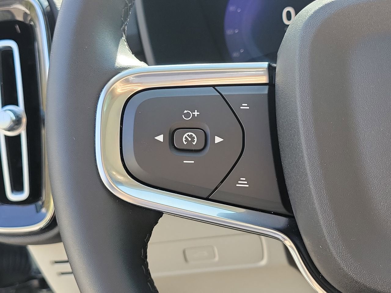 2025 Volvo XC40 B5 Plus Dark Theme