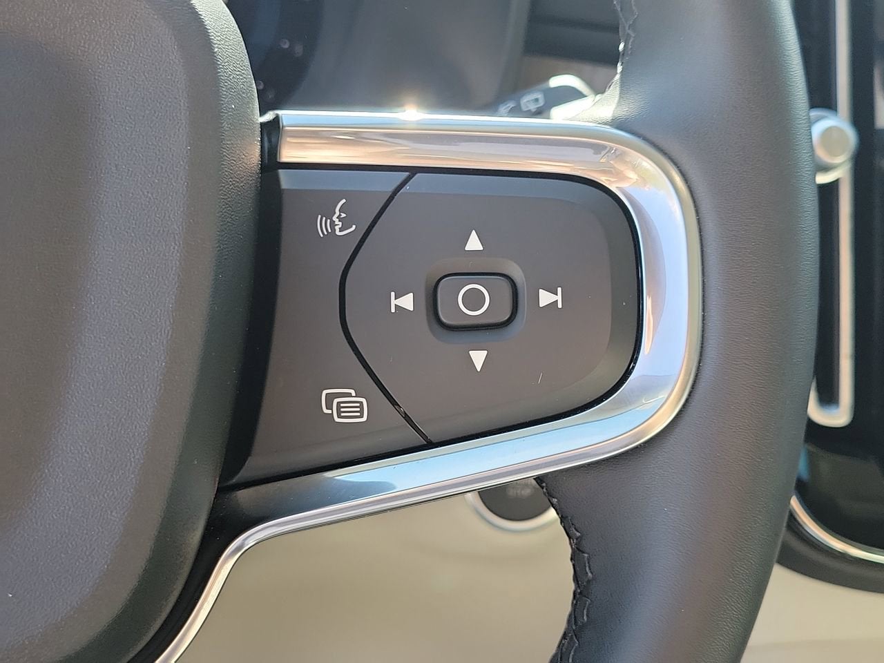 2025 Volvo XC40 B5 Plus Dark Theme