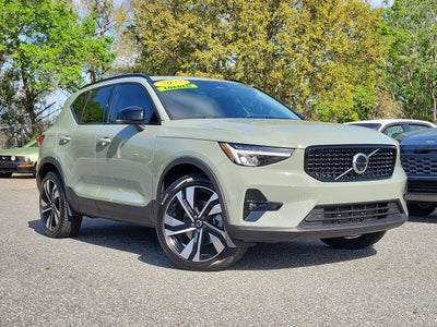 2025 Volvo XC40 B5 Plus Dark Theme