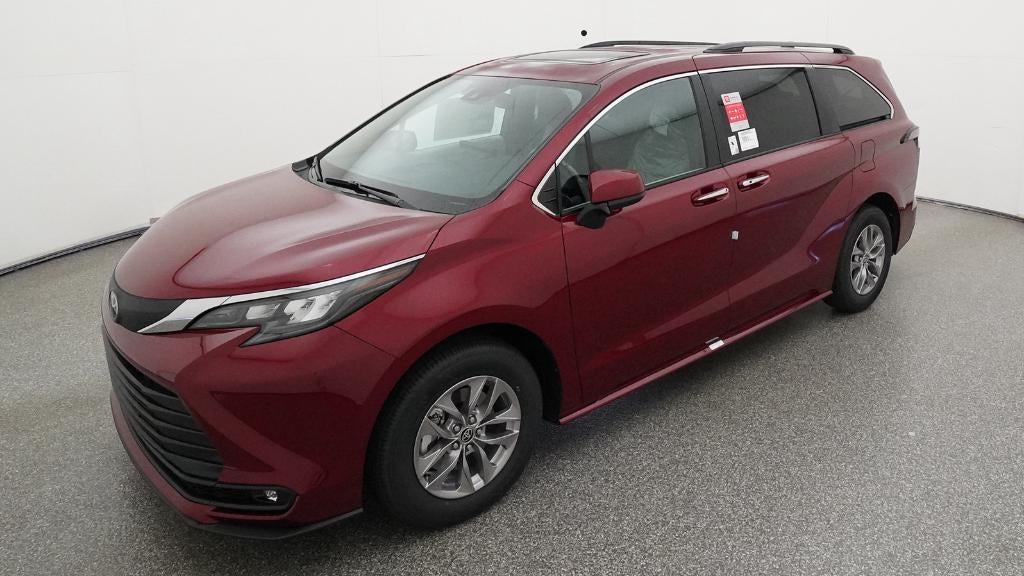 2026 Toyota Sienna XLE 8-Passenger Hybrid FWD's photo